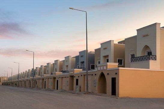 صف من المنازل المكتملة من دورين على شارع منفذ