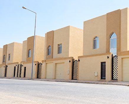صف من الفلل الملياسة بمشربيات على شارع جديد