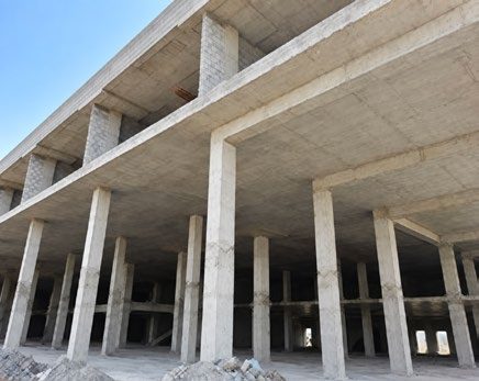 الهيكل الخرساني لمبنى معارض قبل التكسية